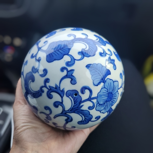 💙 CHINOISERIE Grandmillennial Blue & White Porcelain Decorative Ball / Sphere - Picture 4 of 4